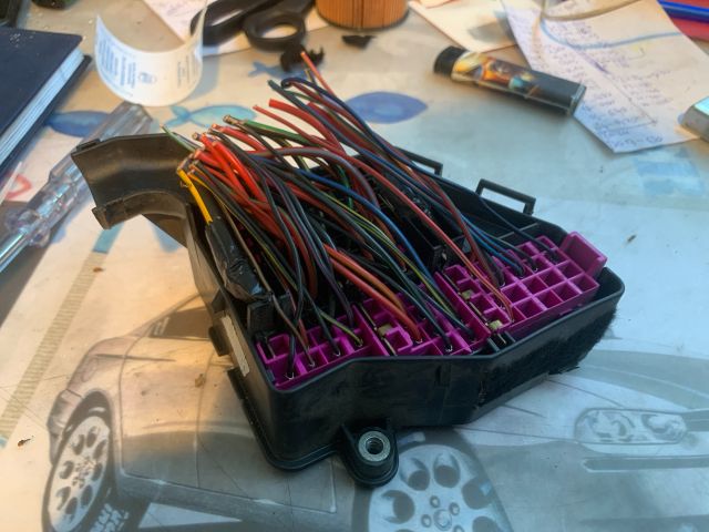 bontott AUDI A8 Biztosítéktábla Utastér