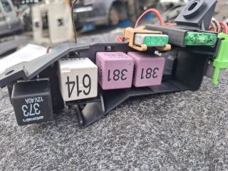 bontott AUDI A8 Biztosítéktábla Utastér