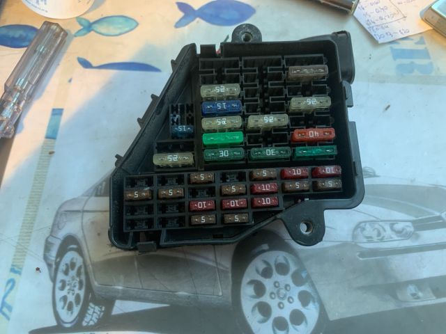 bontott AUDI A8 Biztosítéktábla Utastér