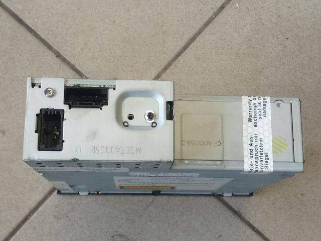 bontott AUDI A8 CD / DVD Tár