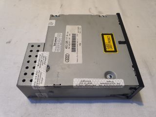 bontott AUDI A8 CD / DVD Tár