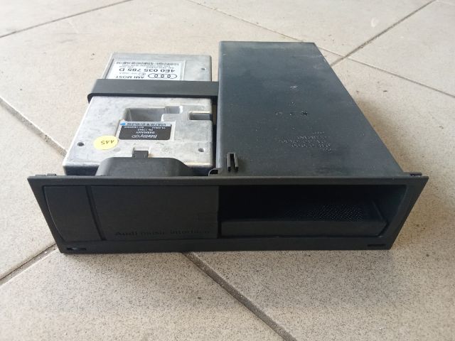 bontott AUDI A8 CD / DVD Tár