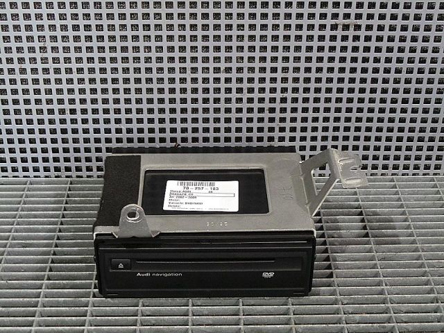 bontott AUDI A8 CD / DVD Tár