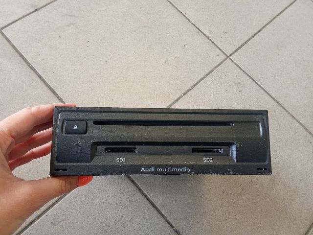 bontott AUDI A8 CD / DVD Tár