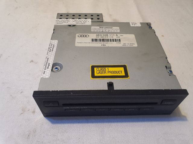 bontott AUDI A8 CD / DVD Tár