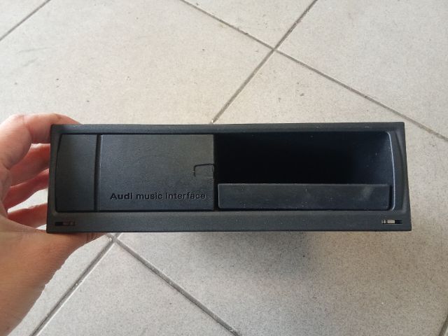 bontott AUDI A8 CD / DVD Tár