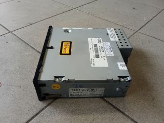 bontott AUDI A8 CD / DVD Tár