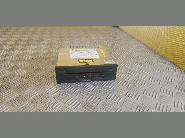 bontott AUDI A8 CD / DVD Tár