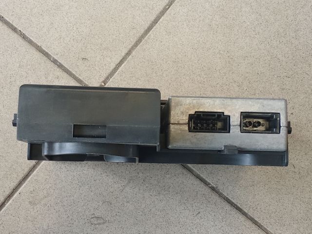 bontott AUDI A8 CD / DVD Tár