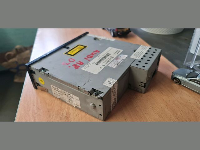 bontott AUDI A8 CD / DVD Tár