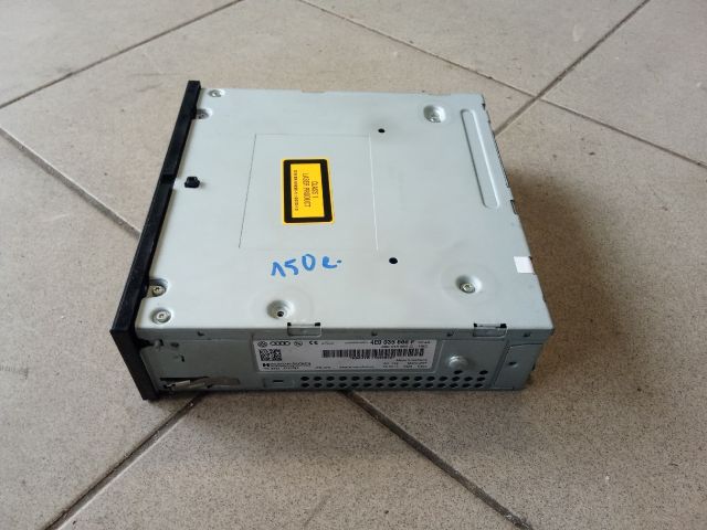 bontott AUDI A8 CD / DVD Tár