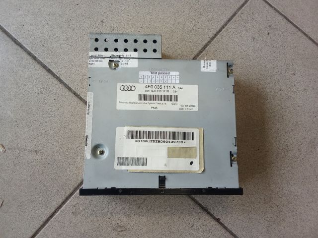 bontott AUDI A8 CD / DVD Tár