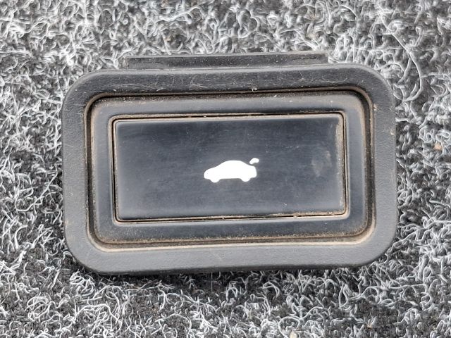 bontott AUDI A8 Csomagtérajtó Kapcsoló