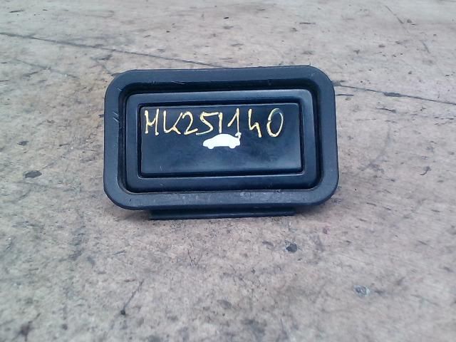 bontott AUDI A8 Csomagtérajtó Kapcsoló