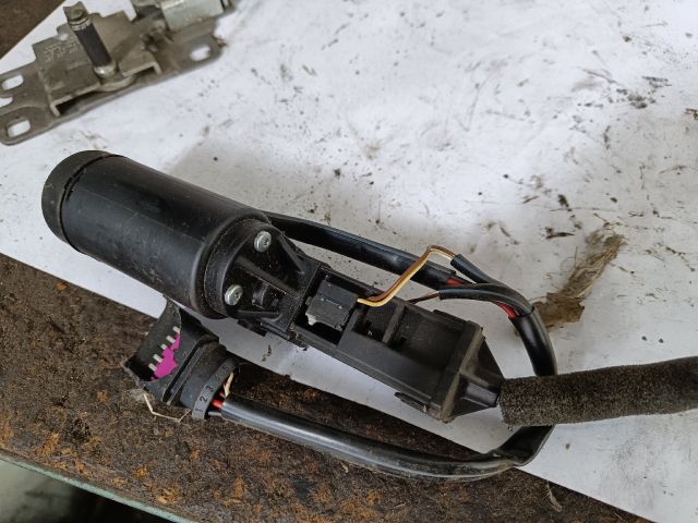 bontott AUDI A8 Csomagtérajtó Zárszerkezet