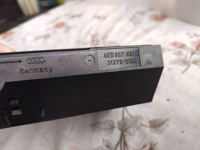 bontott AUDI A8 Első Hamutartó