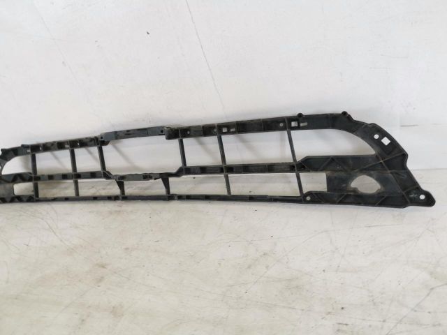 bontott AUDI A8 Első Lökhárító Alsó Középső Díszrács