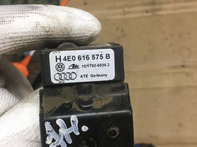 bontott AUDI A8 Jeladó (Magában)