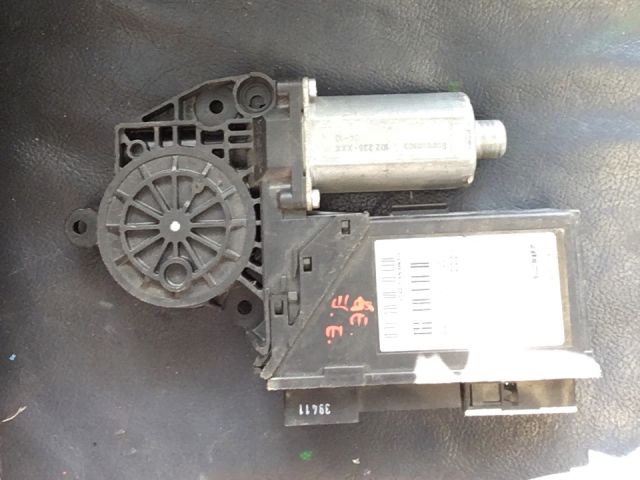 bontott AUDI A8 Jobb első Ablakemelő Motor