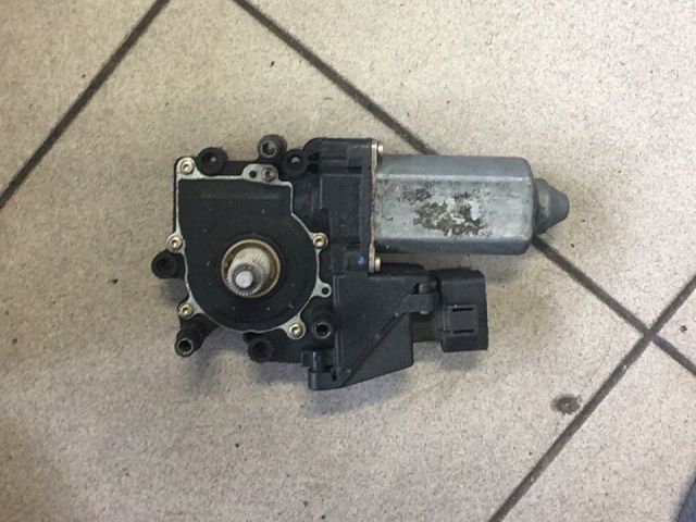 bontott AUDI A8 Jobb első Ablakemelő Motor