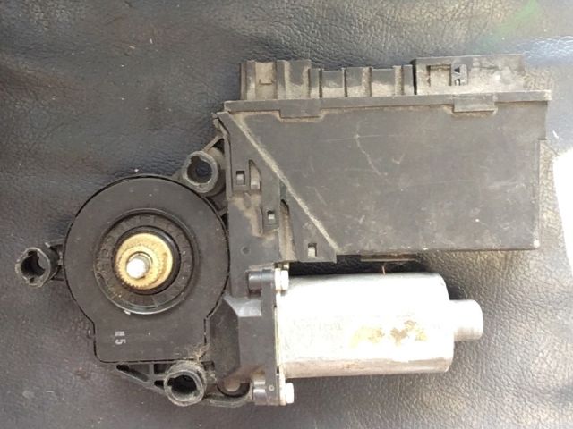 bontott AUDI A8 Jobb első Ablakemelő Motor