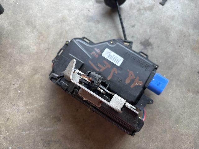 bontott AUDI A8 Jobb első Ajtózár