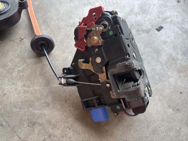 bontott AUDI A8 Jobb első Ajtózár