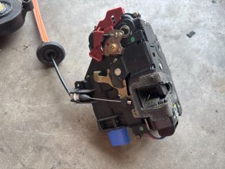 bontott AUDI A8 Jobb első Ajtózár