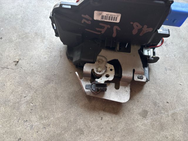 bontott AUDI A8 Jobb első Ajtózár