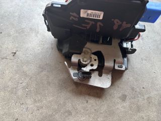 bontott AUDI A8 Jobb első Ajtózár