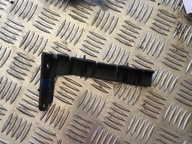 bontott AUDI A8 Jobb első Lökhárító Tartó (Műanyag)