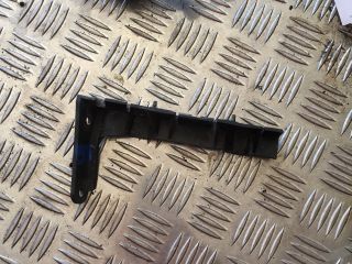 bontott AUDI A8 Jobb első Lökhárító Tartó (Műanyag)