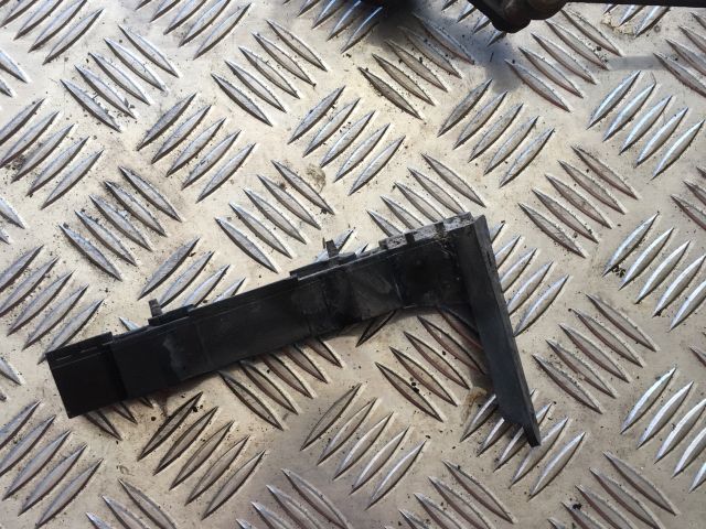 bontott AUDI A8 Jobb első Lökhárító Tartó (Műanyag)