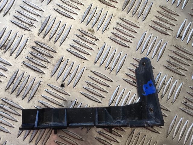 bontott AUDI A8 Jobb első Lökhárító Tartó (Műanyag)