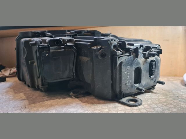 bontott AUDI A8 Jobb Fényszóró