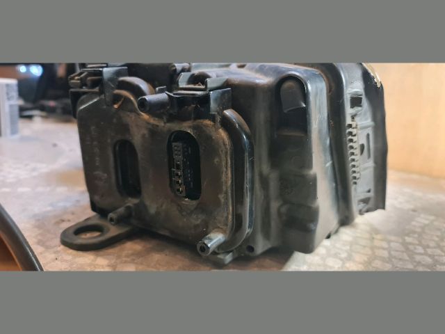 bontott AUDI A8 Jobb Fényszóró