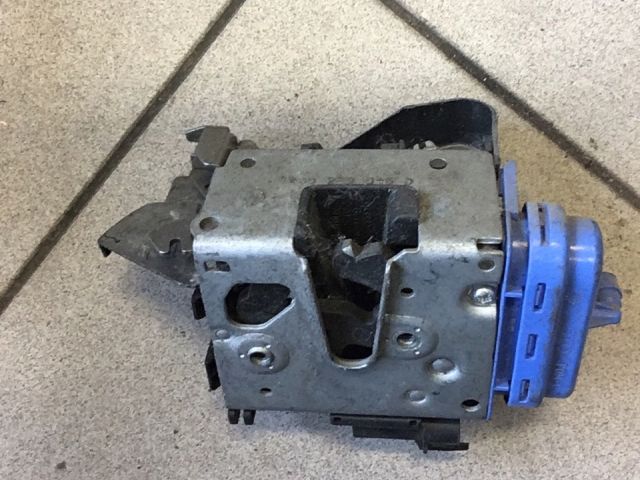 bontott AUDI A8 Jobb hátsó Ajtózár