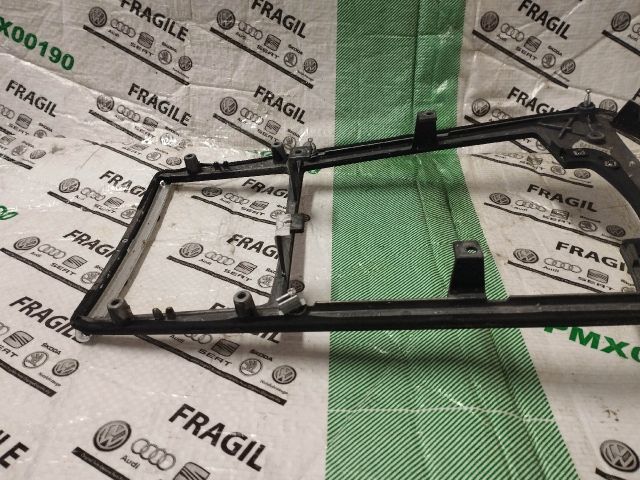 bontott AUDI A8 Középkonzol Keret