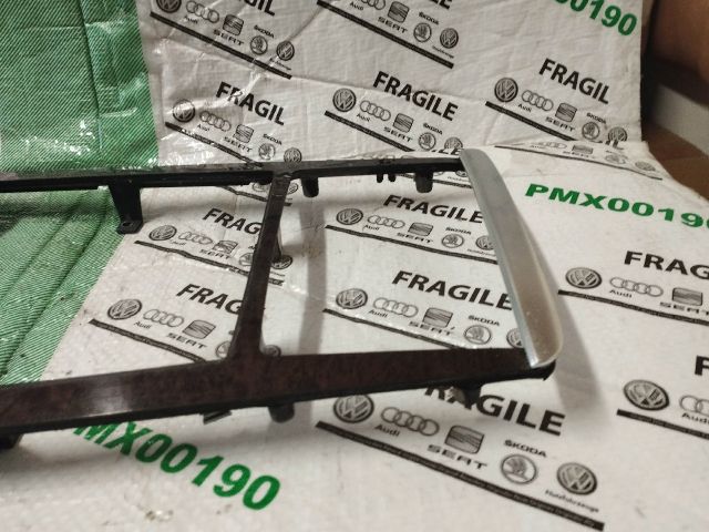 bontott AUDI A8 Középkonzol Keret