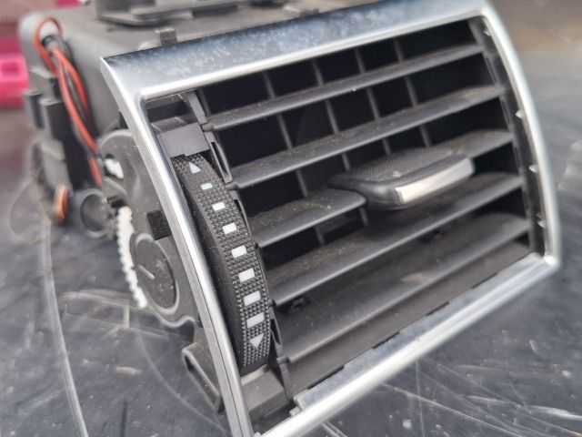 bontott AUDI A8 Középső Bal Szellőző