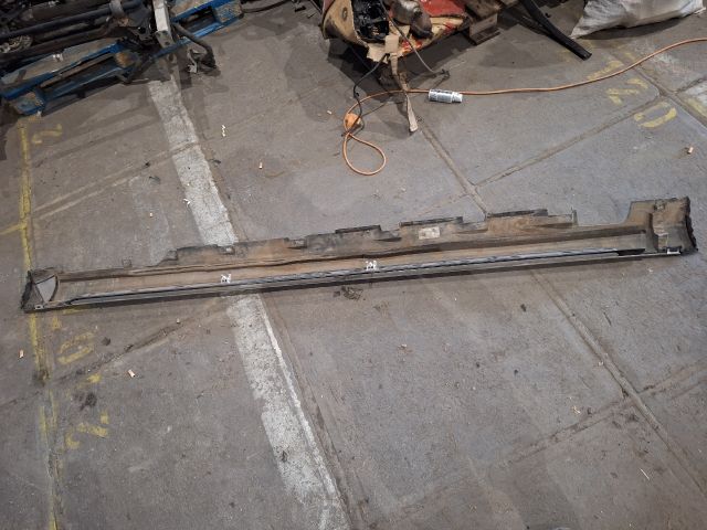 bontott AUDI A8 Küszöb Burkolat