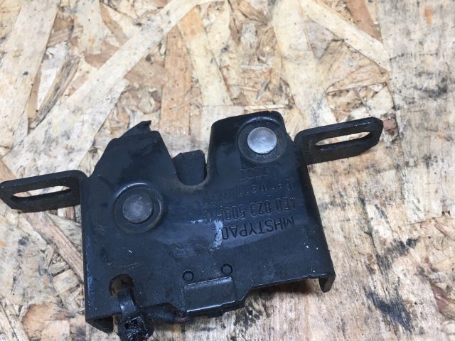 bontott AUDI A8 Motorháztető Zárszerkezet