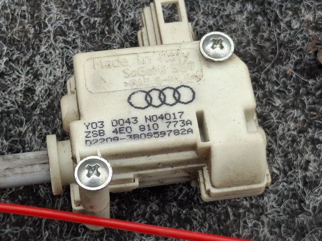 bontott AUDI A8 Tankajtó Nyitó Kar / Gomb