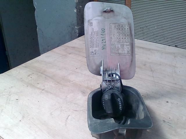 bontott AUDI A8 Tankajtó