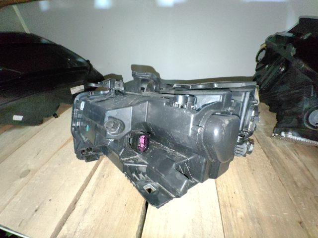 bontott AUDI Q2 Jobb Fényszóró