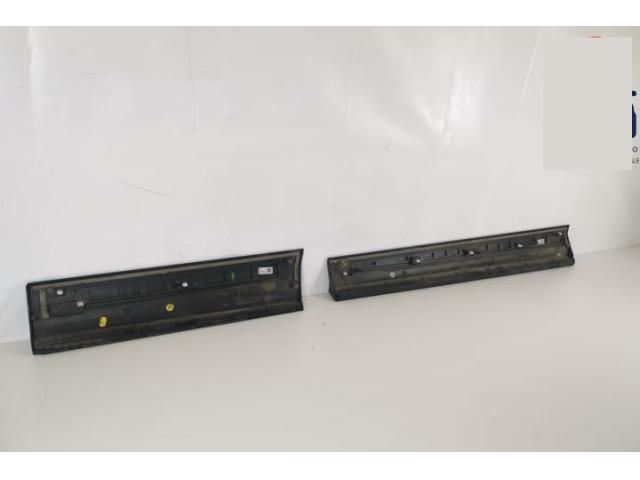 bontott AUDI Q2 Jobb hátsó Ajtó Díszléc