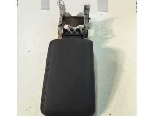 bontott AUDI Q2 Könyöklő