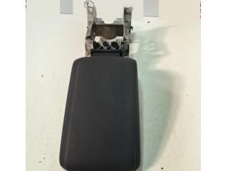 bontott AUDI Q2 Könyöklő