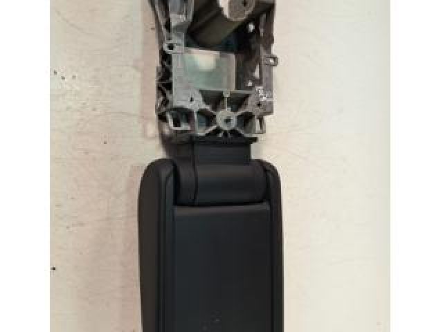 bontott AUDI Q2 Könyöklő