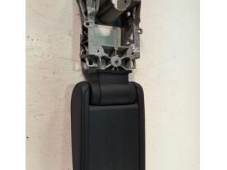 bontott AUDI Q2 Könyöklő